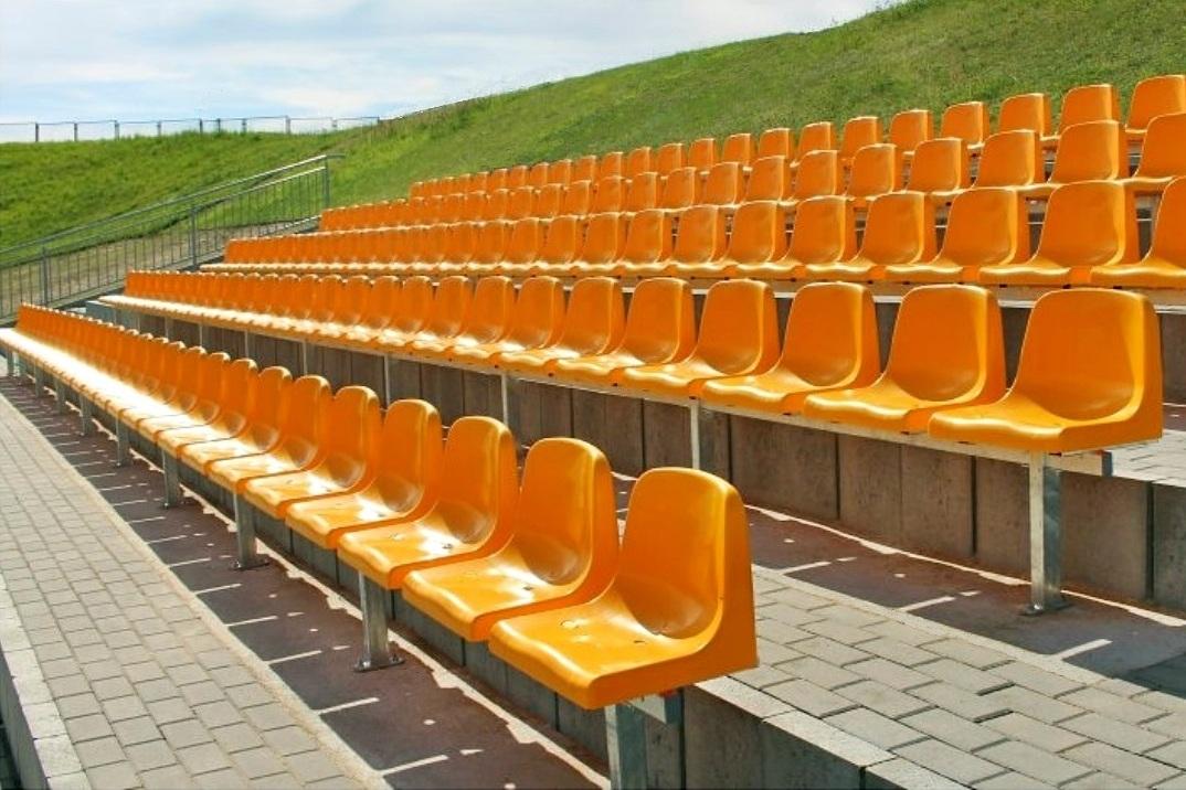 Stadionin penkit ja istuimet ruuvattavat 1